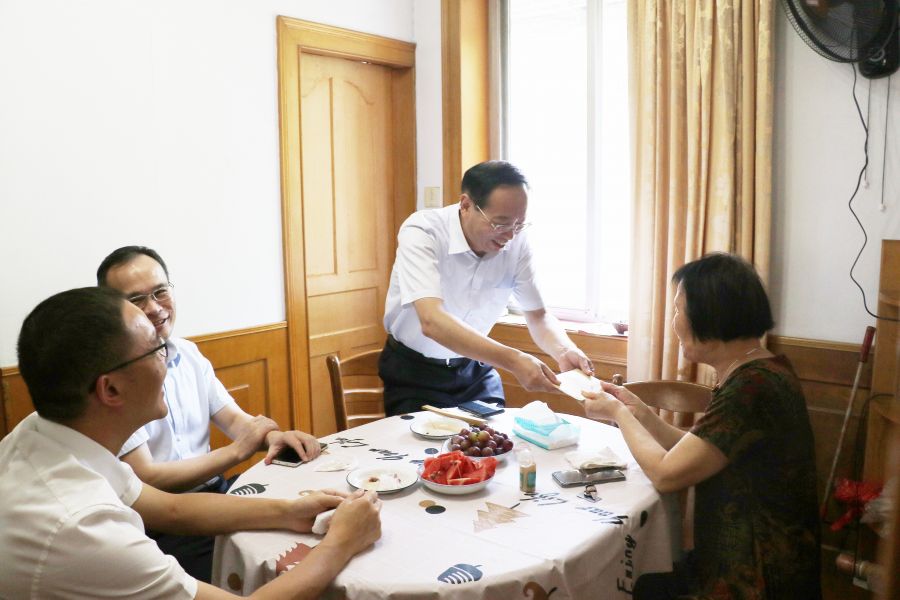 集團(tuán)黨委委員、董事姜巨舫親切看望慰問糧油退休困難黨員(1).jpg