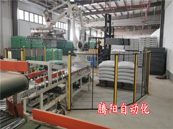 飼料碼垛機(jī)器人負(fù)責(zé)雙線碼垛工作
